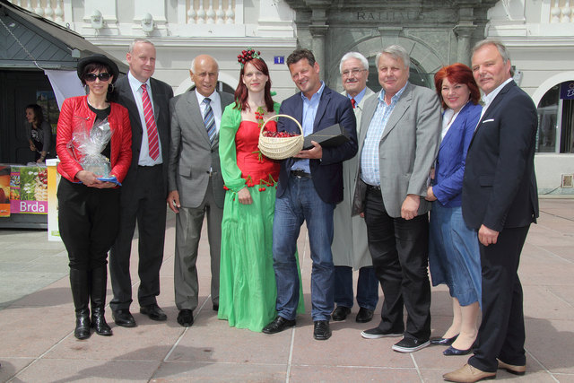 auf dem Foto u.a. von rnl.: Vizebürgermeister Albert Gunzer; Stadträtin Andrea Wulz, Stadtrat Peter Steinkellner, *, Bürgermeister Christian Scheider, Kirschenkönigin Sanja Ribolica, Bürgermeister  Franc Muzič und Generalsekretär Filip Warasch
