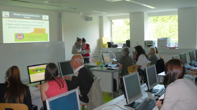 Die Schüler erklärten den Senioren das World Wide Web. | Foto: HBLW Ried