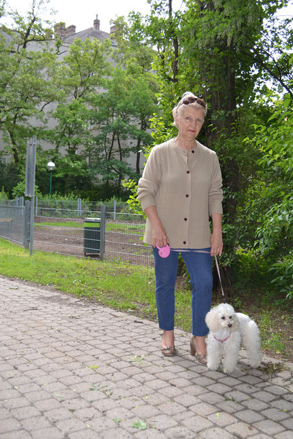 Traude Mietla und Hund Angy geben dem Gustav-Klimt-Park schlechte Noten.