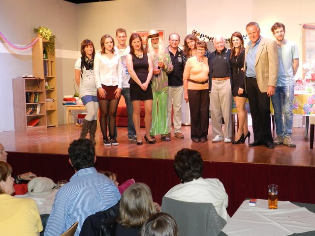 Die Darsteller der Heimatbühne Kirchdorf freuten sich nach der Gratisvorstellung im Dorfsaal mit Elsbeth Aigner vom Seniorenbund  und Kaspar Ebser vom Pensionistenverband über einen unterhaltsamen Theaternachmittag