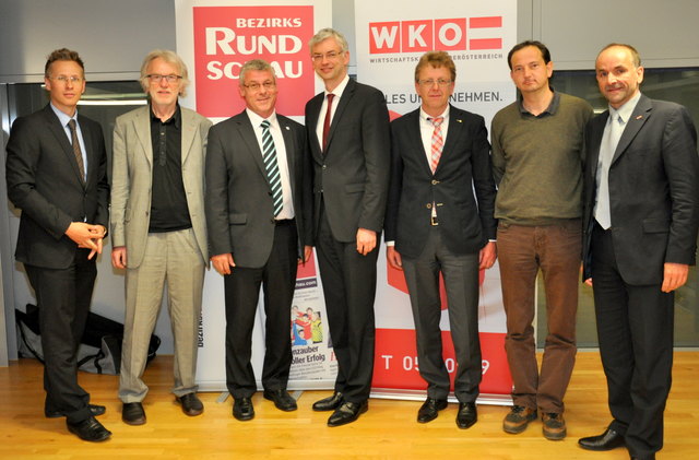 Sich im „Kampf“ um Fachkräfte vernetzen und kreativ sein: Moderator und BezirksRundshau-Chefredakteur Thomas Winkler, Geschäftsführer Michael Schinko, Josef Buttinger (Leiter der Abteilung Personallösungen der Bilfinger Personalservice Österreich GmbH), Wirtschaftslandesrat Michael Strugl, Wolfgang Mayrhofer (Sparkasse OÖ, Leitung Kommerzkunden Region Mühlviertel), Geschäftsführer Wolfgang Holzhaider und Dietmar Wolfsegger, Bezirksstellenleiter der Wirtschaftskammer Freistadt.