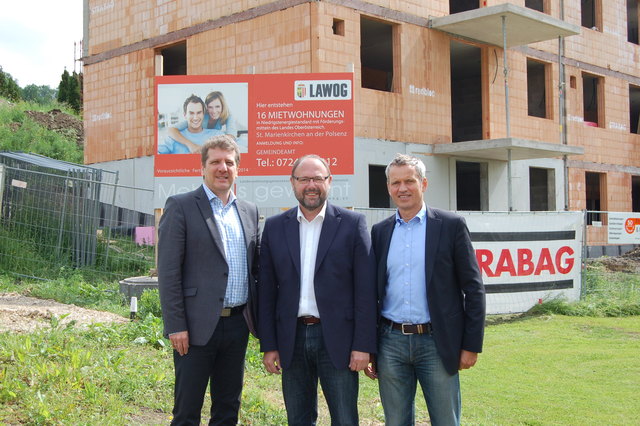 Christian Makor, Erich Pilsner und Frank Schneider vor einem Neubau am Sonnberg in St. Marienkirchen.