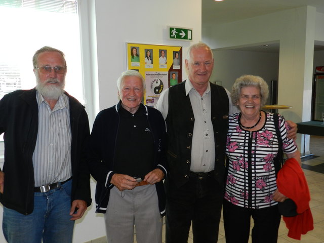Walter Rafelsberger, Kaspar Ebser, Sebastian Baumann und Erna Ebser freuten sich über einen unterhaltsamen Theater-Nachmittag im Kirchdorfer Dorfsaal