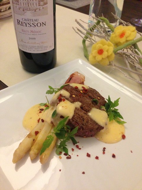 Gebratenes Rinderfilet mit Spargel, Wacholderschinken, Portwein-Jus und Sauce Hollandaise | Foto: Foto: Grahammer