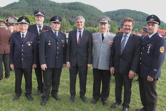 Landeshauptmann Peter Kaiser bei der Eröffnung der 20. Internationalen Feuerwehrsternfahrt am Klopeiner See und Bürgermeister Thomas Krainz mit Teilnehmern. | Foto: Fotos Blitzlicht/Wajand