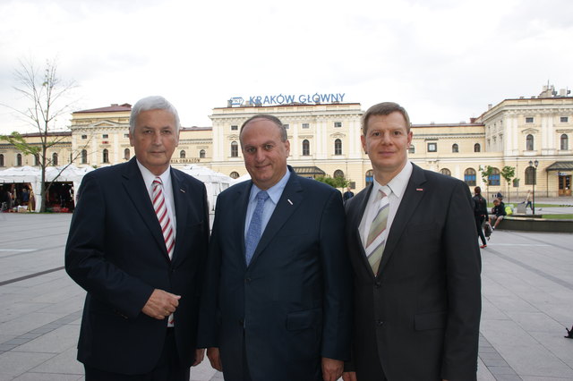 Christian Hofer, Rudolf Trauner und Hermann Pühringer vor dem Bahnhof in Krakau.