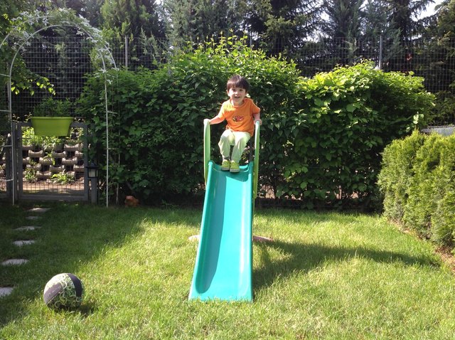 Moritz liebt es im Frühling im Garten zu spielen
