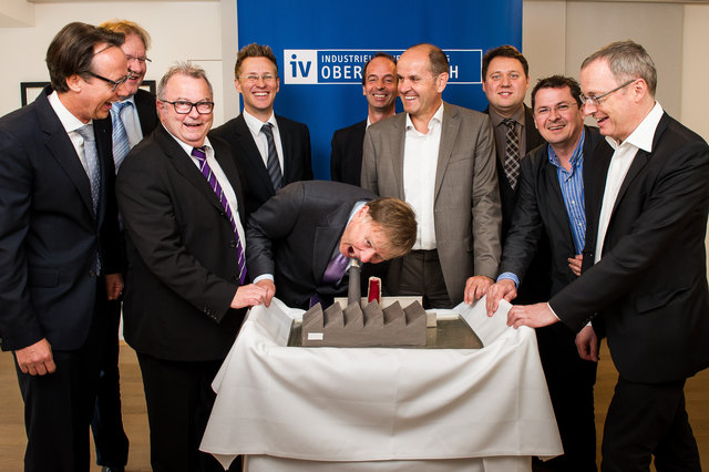 Der scheidende Industriellenvereinigung-Präsident Klaus Pöttinger biss im Kreise der Chefredakteure der oö. Medien bei einer Abschiedsfeier der Industrie symbolisch den rauchenden Schlot ab.