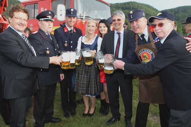 Landeshauptmann Peter Kaiser bei der Eröffnung der 20. Internationalen Feuerwehrsternfahrt am Klopeiner See mit Bürgermeister Thomas Krainz, GV und Organisator Oskar Preinig, Salamiprinzessin Karina Pleschgatternig und mit Teilnehmern | Foto: Fotos Blitzlicht/Wajand