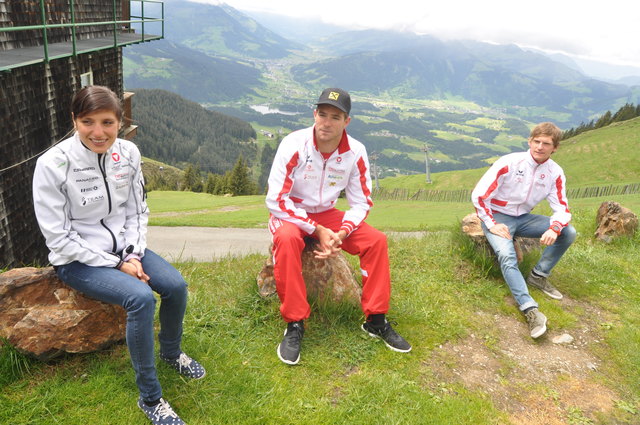 Am Ziel Alpenhaus – mit Blick auf den (Schwarzsee-)Start: Lisa Perterer, Luis Knabl und Andy Giglmayr.