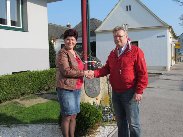 Agnieszka Richter und Bgm. Josef Kutrovatz hoffen auf eine erfogreiche Badesaison. | Foto: Privat