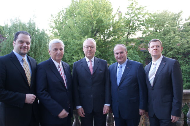 Ernst Kopp, Christian Hofer, Generalkonsul Christopher Ceska, Rudolf Trauner, Herman Pühringer (v. l.).