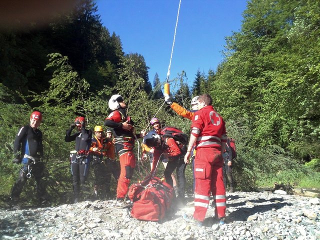 Aus 70 Meter Tiefe wurde die Person mit dem Hubschrauber geborgen.