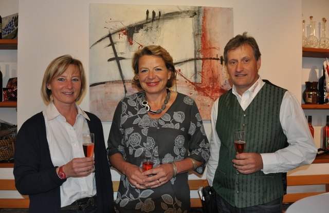Gerda Lichtberger (mitte) mit Barbara Schmidt und Toni Peter  konnte sich über viele Besucher bei der Eröffnung freuen.