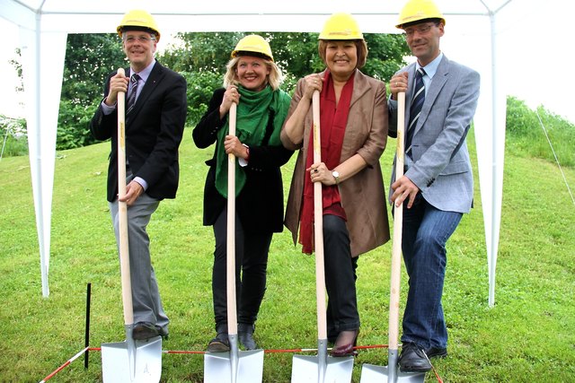 Landeshauptmann Peter Kaiser beim Kindernest-Spatenstich mit VzBgM. Maria-Luise Mathiaschitz, Theresia Blaas und Wolfgang Haberl (AMS)