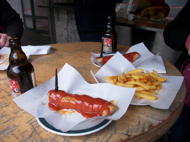 Berliner Currywurst mit Pommes,das musste einfach sein