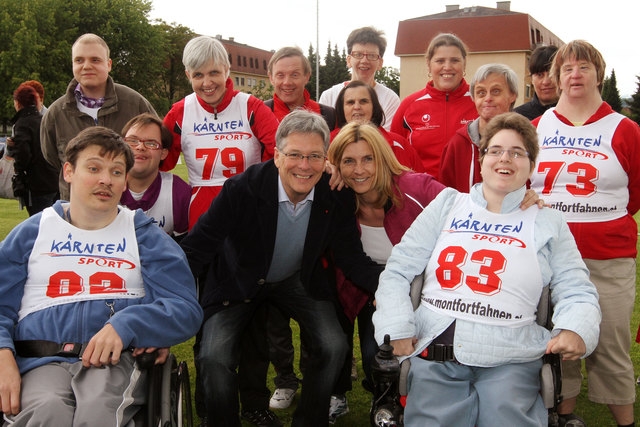 LH Peter Kaiser mit TeilnehmerInnen und BetreuerInnen des Special Olympics Sportfestes in der Leopold Wagner Arena.