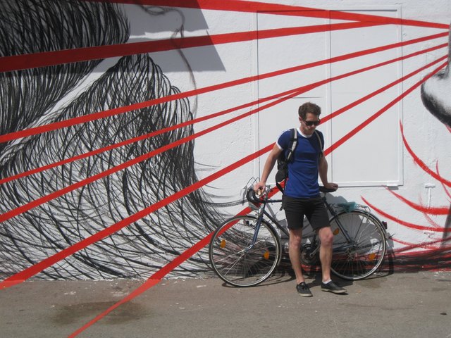 Radfahrer in der Frühlingssonne am Yppenplatz.