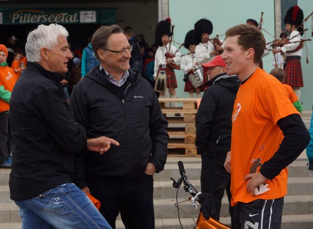 Dr. Sebastian Eder (Bürgermeister Hochfilzen) und Hubert Piegger (ASVÖ Tirol) im Gespräch mit Trial-Profi Peter Herzog