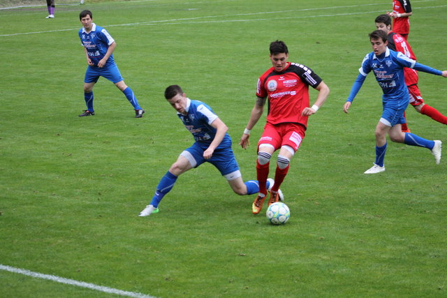 Der SV Zams (rote Dressen) verlor im Spiel gegen Axams (blaue Dressen) leider mit 1:2.