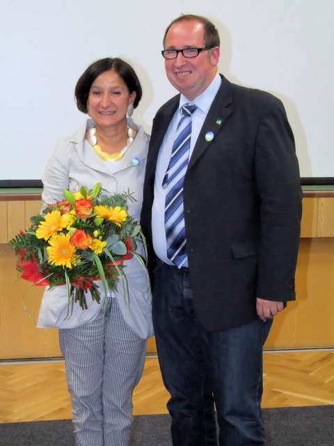 Bundesinnenministerin Johanna Mikl-Leitner, versehen mit Bouquet und Button aus der Hand von ASTEG-Obmann Karl Elsigan.
