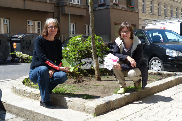 Zeigen das Garteln im Grätzel: Michaela Glanzer (li.) und Pia Sengelin von der Gebietsbetreuung. | Foto: GB 3