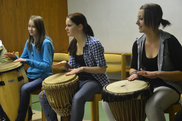 Im Trommelworkshop lernen die Schülerinnen die verschiedenen Trommelrhythmen.