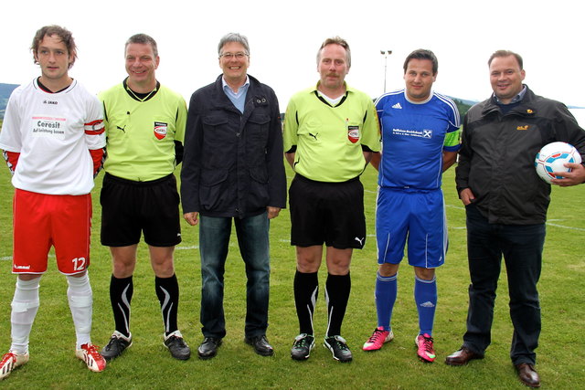 Landeshauptmann Peter Kaiser beim Ankick in Kappel mit den beiden Kapitänen Stefan Hassler (Kappel) und Knapp Stefan (Metnitz) sowie dem Schiedsrichtergespann Sigfried Radl und Heinz Dorfer. Mit dabei auch Paul Lamprecht von der Porr, der für die Kappler Jugend Trainingsjacken gesponsert hat.
