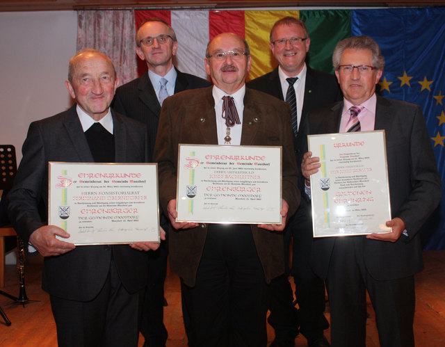 Die Moosdorfer Ehrenträger vorne v.l.n.r.: Pfarrer Ferdinand Oberndorfer, Josef Bachleitner, OSR Josef Gerauer, dahinter Bezirkshauptmann Dr. Georg Wojak und Bürgermeister Manfred Emersberger | Foto: Bild: Sandy Reindl