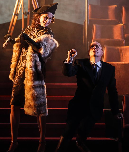 In "Sunset Boulevard" trat Dirk Smits als Cecil B. De Mille im Stadttheater auf