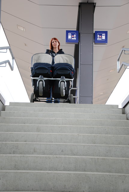 Barbara Lentsch mit Johanna und Sophie vor dem "Hindernisparcours" am Bahnhof Angern.