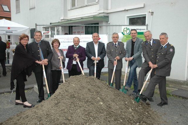 Bezirksstellenleiter Werner Reiter (4.v.r.) begrüßte zahlreiche Ehrengäste zum Spatenstich.