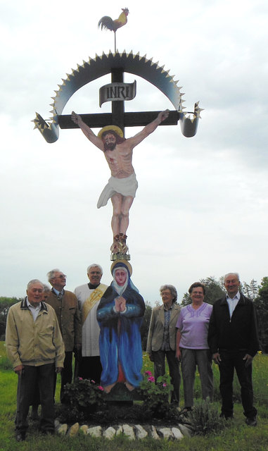 Diakon Heinz Rieder, Künstler Franz Bucar und ein Teil der Dorfgemeinschaft Pramerdorf vor dem Pestkreuz. | Foto: privat