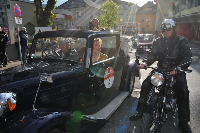 Mit dem Austro-Tatra T 57 (Baujahr 1938) unterwegs: Lokalmatador Helmut Cekoni mit Gattin Rosi