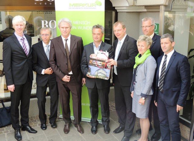 Das Merkur-Team mit Vizebgm. Ingo Reisinger