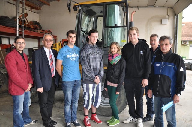 Reinhold Russ, Bgm. Manfred Fass, Ferialpraktikanten Daniel Kober, Marcel Bittmann, Theresa Hofmann, Stefan Wurzinger und Bauhofleiteter-Stv. Reinhard Steyrer, Bauhofleiter Paul Six. | Foto: Mattes