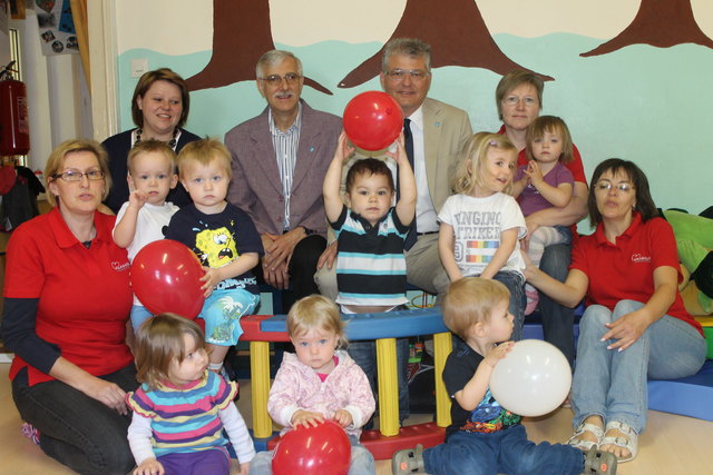 Bürgermeister Kurt Burghardt und Stadtrat Walter Krichbaumer besuchen ein letztes Mal die Kleinsten im Kinderhaus. | Foto: privat