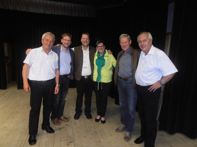 v. l.: Rudi Kandera, Obm. Landesvolksmusikverein Peter Margreiter, GR Kulturreferent d. Gemeinde Mieders Thomas Leitgeb, Obfrau Verein Hilfe f. Wasserkopfkinder Evi Zorn, Kapellmeister d. MK Mieders Ander Zorn, Peter Peters;
