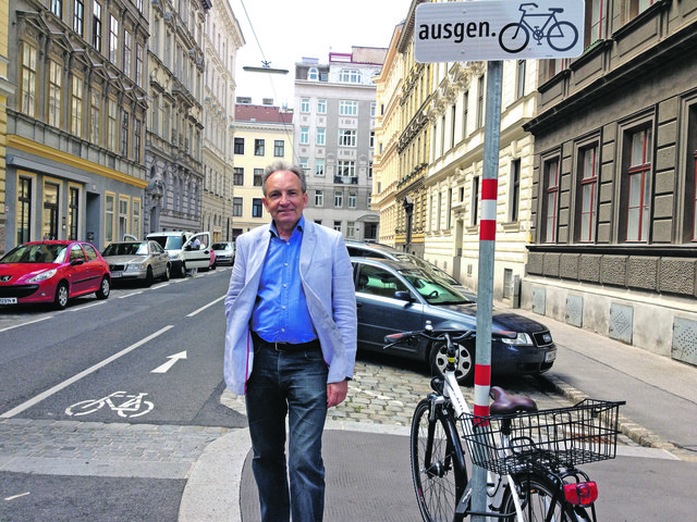 Markierungen sind da: SP-Bezirksvorsteher Leo Plasch vor dem neuen Radweg in der Rubensgasse.