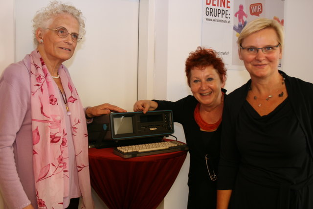 Clubleiterin Flora Friedrich mit einem Computer aus den 1980er Jahren. | Foto: Archiv
