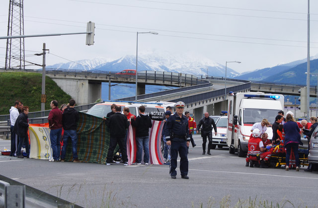 Beim Unfall in Thaur fanden sich doch noch zahlreiche Helfer ein, viele waren aber auch vorbeigefahren. | Foto: ZOOM-Tirol