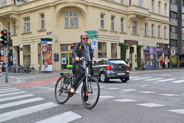 Barbara Neuroth (Grüne) tritt für eine Entschärfung des Hotspots Operngasse, Ecke Schleifmühlgasse ein.