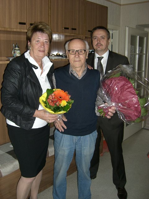 Bezirks-Chefin Renate Angerer und Gemeinderat Ernst Holzmann gratulierten Max Husa zu seinem 90er. | Foto: BV 11