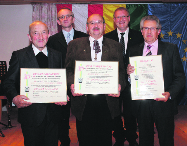 Die Moosdorfer Ehrenbürger: (vorne) Ferdinand Oberndorfer, Josef Bachleitner und Josef Gerauer – dahinter Bezirkshauptmann Georg Wojak und Bürgermeister Manfred Emersberger.
