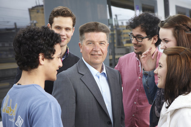 Verkehrs-Landesrat Reinhold Entholzer mit Jugendlichen. | Foto: Land OÖ