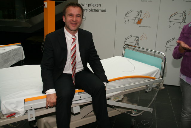 Der Erfinder Johannes Hilbe führt den Bucinator (die Sensoren sind in der gelben Leiste) vor.