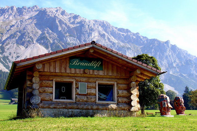 Ein Lifthütterl in Ramsau mit Dachstein-Hintergrund