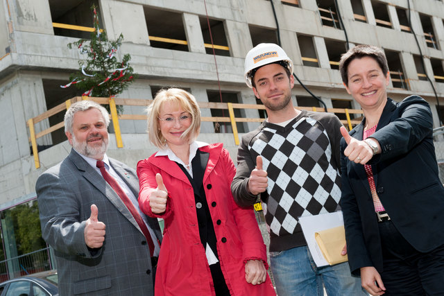 Bei der Gleichenfeier: Karlheinz Hora, Karin Assem-Honsik, Jürgen Nebel und Sonja Wehsely (v.l.).