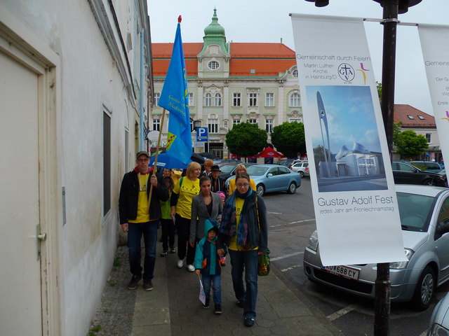Zug vom Hauptplatz Richtung Dreieinigkeitskirche in der Kielmannsegggasse.