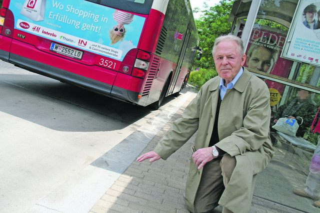 Zu schmal ist der Gehsteig zwischen Fahrbahn und Wartehäuschen, kritisiert Egon Lengauer.